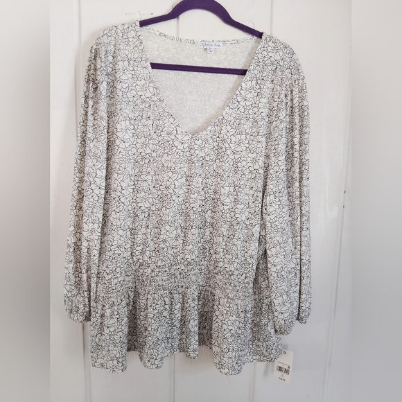 Ophelia Roe Tops - NWT!! Ophlia Roe, Chic V-Neck Floral Blouse. Size 2X
